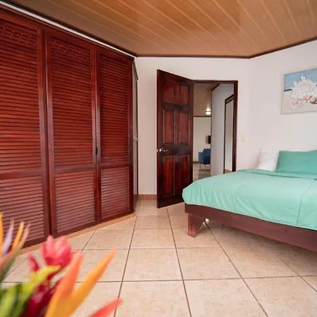 Apartamentos Cristal Quepos Exterior foto